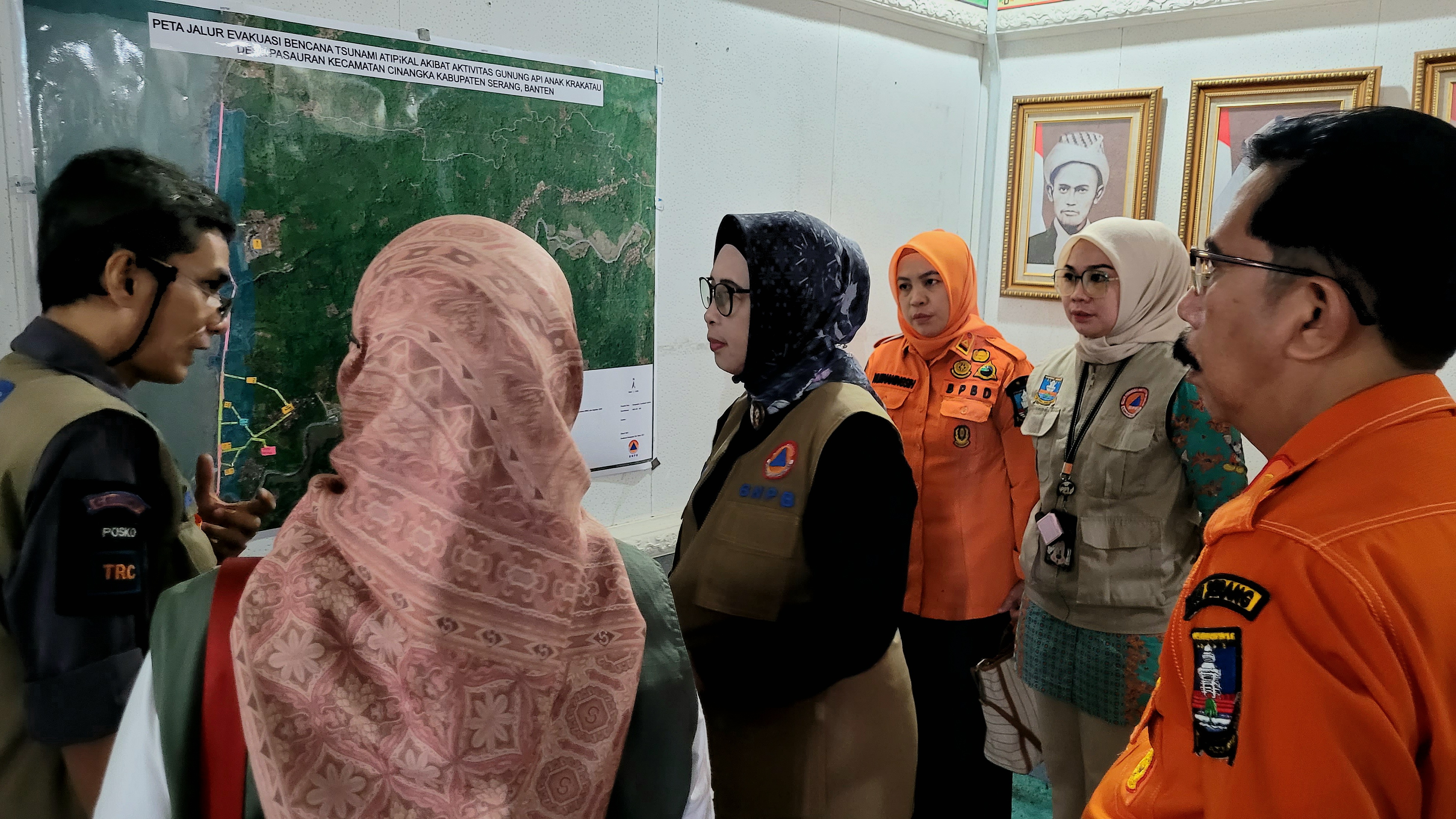 Fasilitator Daerah dari Relawan Tangguh Bencana Provinsi Banten memberikan gambaran jalur evakuasi dan kesiapan TSB kepada Deputi Bidang Pencegahan BNPB, pada Kamis (25/5).